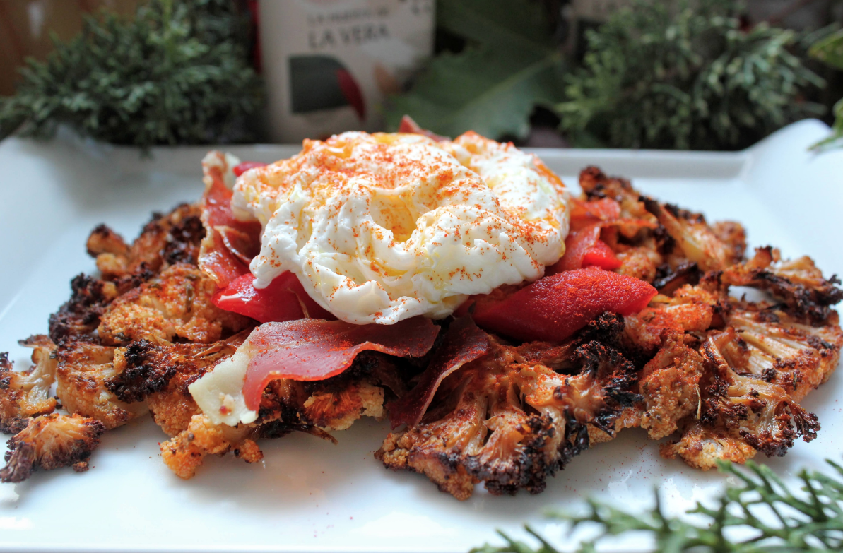 COLIFLOR AL HORNO CON PIQUILLOS, HUEVO ESCALFADO Y JAMÓN CRUJIENTE